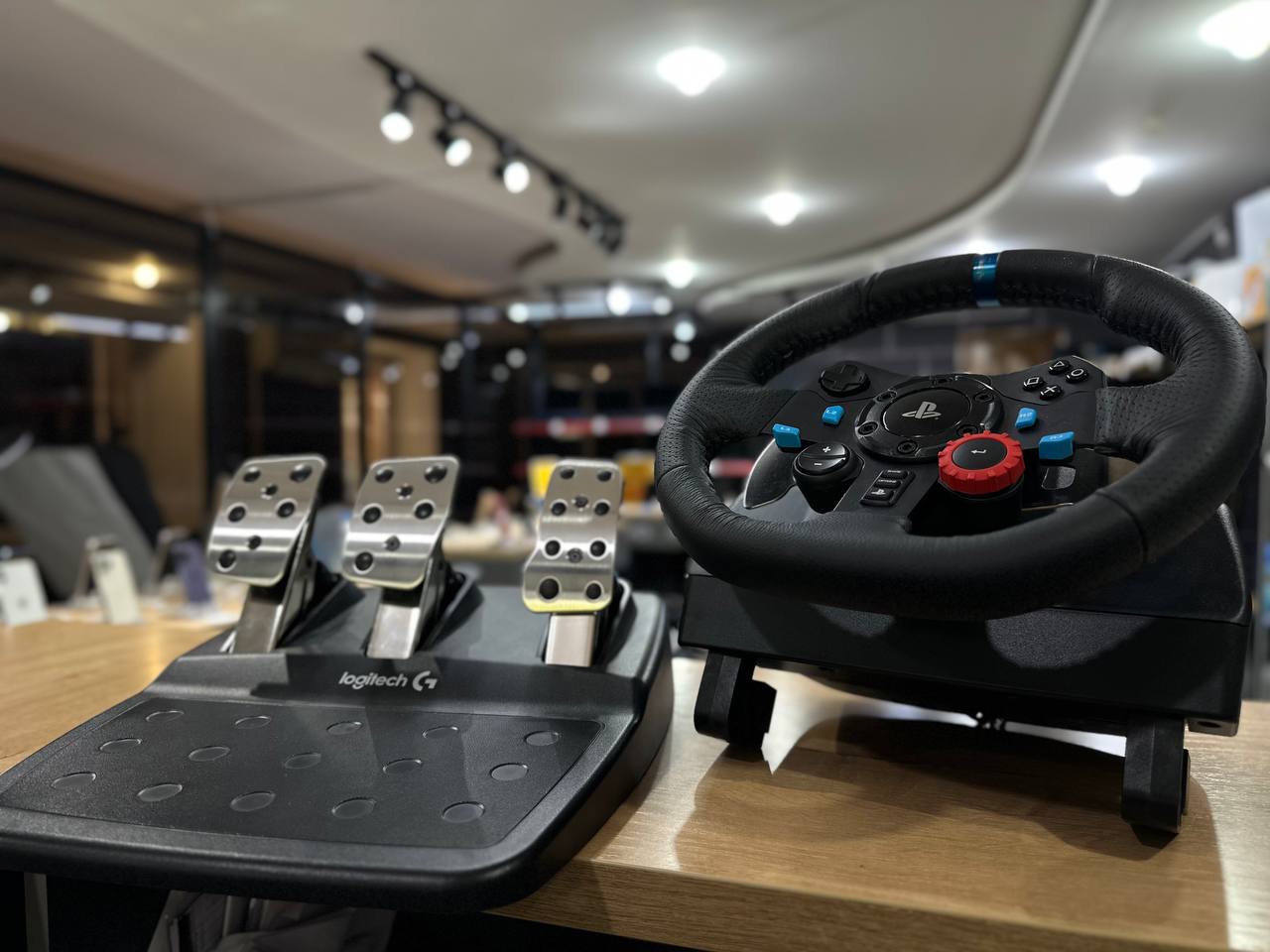 Игровой контроллер Logitech G29 Driving Force Racing Wheel черный (Фото)